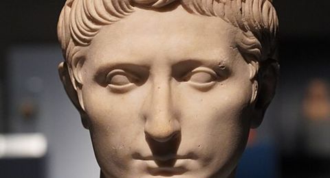 إمبراطور مهووس باللغة العربية راقب 