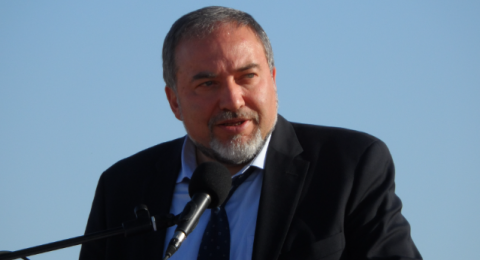 ليبرمان يجدد تحذيراته من مواجهة قريبة مع إيران.. وانتقادات أمنية لخطابه التحذيري