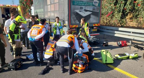 إصابة خطيرة لسائق دراجة نارية في حادث على شارع 2 قرب مفرق آينشتاين