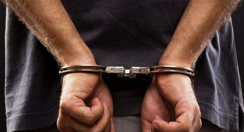 بعد المشاجرة التي اندلعت داخل أحد الملاهي الليلية… مطرب شهير يسلم نفسه للأجهزة الأمنية