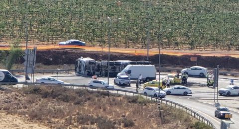 انقلاب شاحنة نفط عند الدوار بين طريق 10 وطريق 375 – مخاوف من تسرب وازدحامات مرورية شديدة