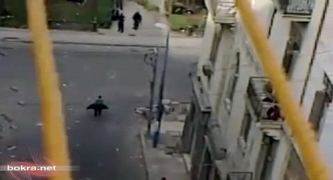 الجيش يساند الشعب؟! شاهدوا كيف أعدم الجيش متظاهر الجيش يساند الشعب؟! شاهدوا كيف أعدم الجيش متظاهر