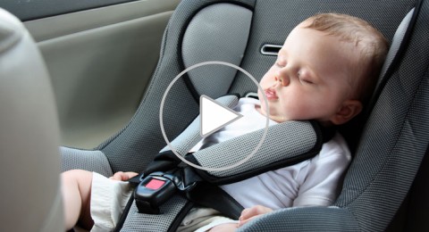 اترك حقيبتك بجانب طفلك كي لا تنساه داخل السيارة