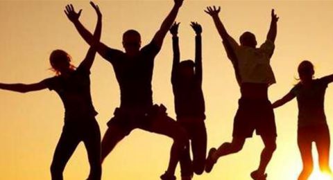 الصداقات... لماذا يجب ان يكونها البعض مع الاكبر سناً؟