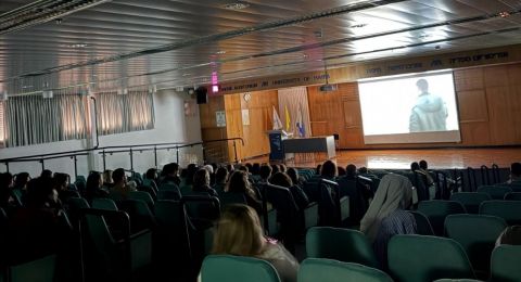 العشرات يشاركون في عرض فيلم 