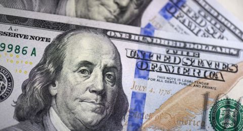 الدولار يسجل أدنى مستوى له أمام اليورو في 3 سنوات