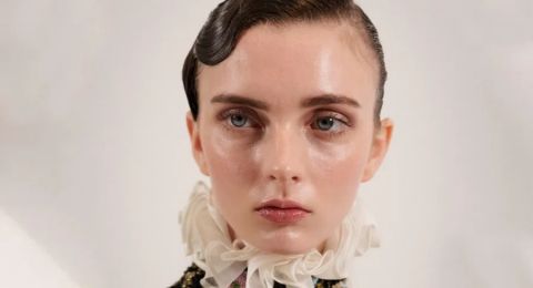 مكياج البشرة المضيئة يعود بقوة في صيف 2025: إليكِ طريقة تطبيقه خطوة بخطوة