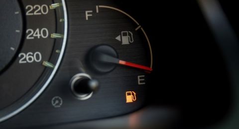 لن تصدق كمية البنزين الموجودة في التانك عند إضاءة لمبة 