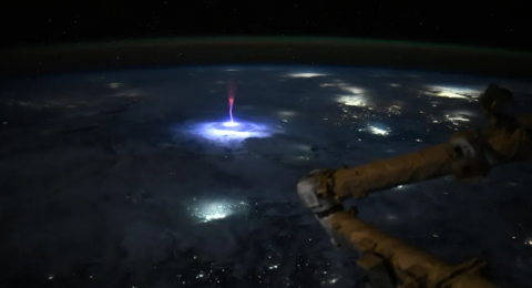 ناسا ترصد وميضًا أحمر على شكل قنديل البحر من الفضاء