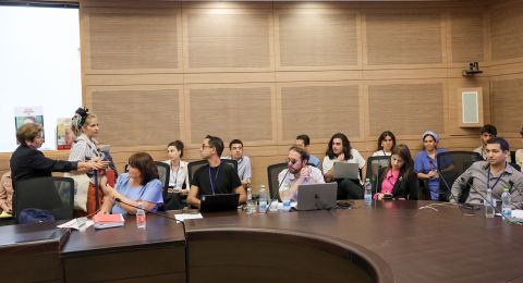 الكنيست يبحث تعديلًا قانونيًا يمنح الشرطة صلاحية التحقيق في 