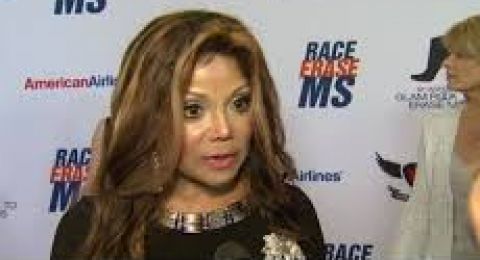 بالفيديو..شقيقة مايكل جاكسون تؤكد انحرافه الجنسي!