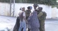 امرأة فلسطينية تحاول منع جنود إسرائيليين من اعتقال طفلها في بيتونيا امرأة فلسطينية تحاول منع جنود إسرائيليين من اعتقال طفلها في بيتونيا
