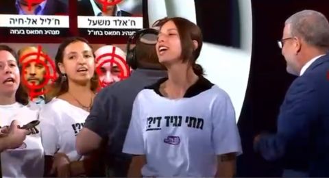 ناشطات  “نقف معًا” يقتحمن بث برنامج 