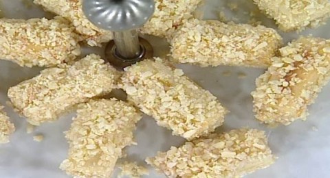 بقلاوة باللوز مقدمة من مطبخ منال العالم بقلاوة باللوز مقدمة من مطبخ منال العالم