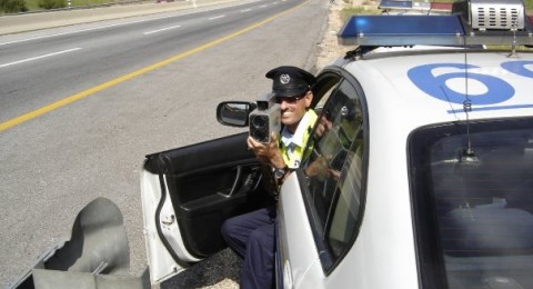 شرطة السير تضبط سائقا من مدينة الطيبة يقود سيارته بسرعة مفرطة