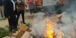 ناشطون يحرقون منتجات اسرائيلية في نابلس