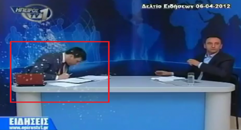 مذيع يوناني يتعرض للرشق بالبيض والزبادي على الهواء مذيع يوناني يتعرض للرشق بالبيض والزبادي على الهواء