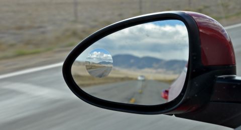 ما هي النقطة العمياء في السيارة ولماذا تشكل خطورة؟