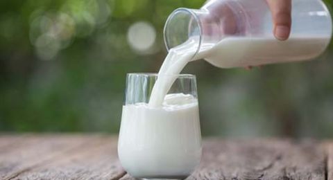 كوب من الحليب يومياً قد يقلل خطر الإصابة بهذا المرض