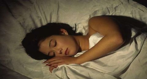 دراسة تحذر : النوم أكثر من 9 ساعات يضر بالدماغ!