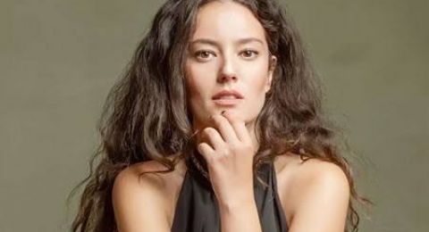 الممثلة التركية بيلين أكيل تتعرض لأزمة صحية بسبب لدغة 