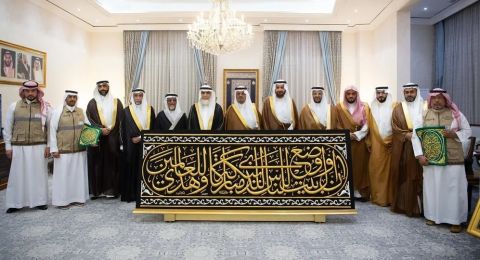 تسليم كسوة الكعبة لسدنة بيت الله الحرام