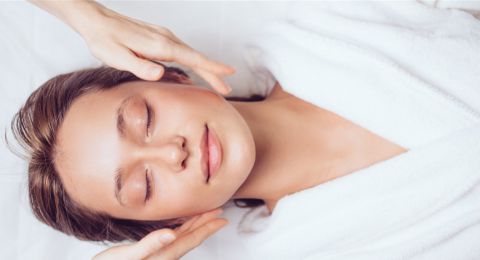 المساج لبشرة المرأة… سر الإشراقة الدائمة