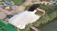 مغامرة خطيرة تقوم بها عروس صينية في يوم زفافها