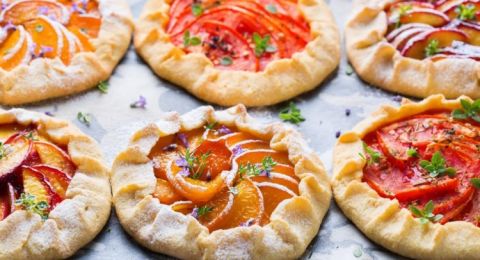 فطائر مناقيش بالفاكهة والطماطم