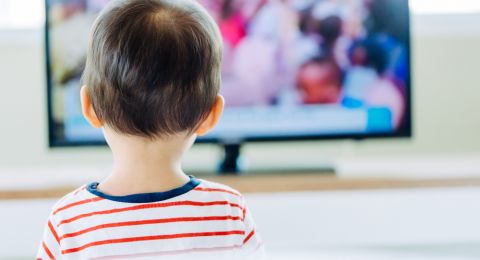 هل تؤثر الشاشات على ذكاء طفلك؟.. كشف العلاقة بين وقت الشاشة وتطور اللغة