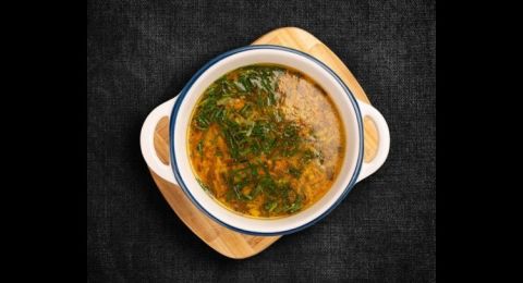 شوربة السبانخ بالعدس والكاري