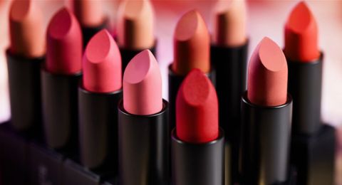 هل يحتوي أحمر الشفاه على مادة الرصاص؟