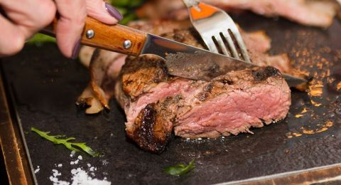 مخاطرها تتعدى أمراض القلب... تحذير من الإفراط في تناول اللحوم الحمراء