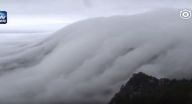 الصين: فيديو لشلالات من السحب تتساقط على قمة جبل