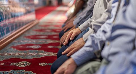 ماذا يحدث لمواقيت الصلاة بمدينتين على خط طولي واحد؟