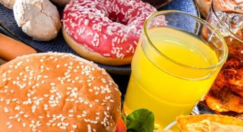 7 أطعمة تسرع الشيخوخة.. تجنبيها للحفاظ على شباب بشرتك!