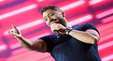 تامر حسني يرفع علم مصر وسوريا والكوفية الفلسطينية في حفل ألمانيا