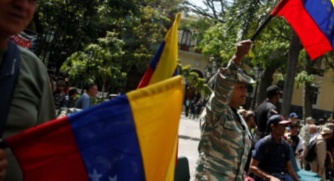 فنزويلا تُجهّز «خلايا مقاومة» وتوزع أسلحة قديمة تحسباً لغزو بري أميركي