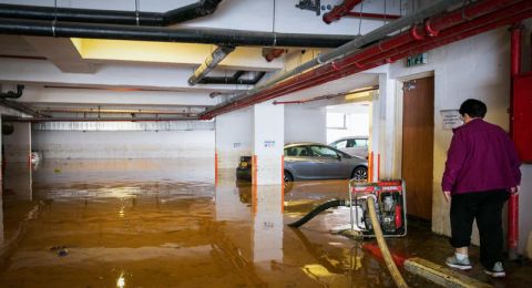 الأمطار الغزيرة تشلّ مناطق واسعة في البلاد: إنقاذ دراماتيكي لرجل انهار أثناء محاولته وقف فيضان في بئر طوبيا