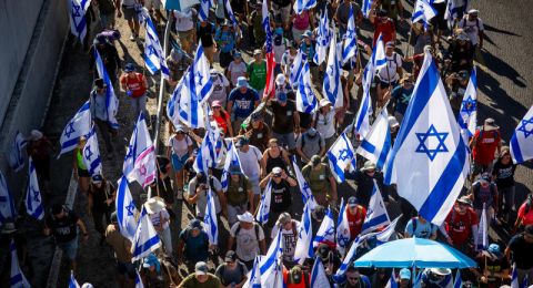 الشرطة تطلب اختراق هاتف امرأة وثّقت اعتقال متظاهرين ضد الحكومة