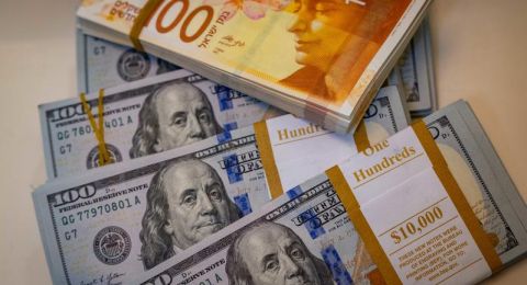 تراجع سعر صرف الدولار إلى أدنى مستوى له منذ نحو أربع سنوات