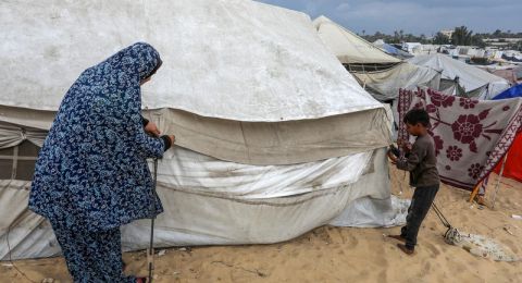 الأمطار تغرق خيام النازحين في غزة: ليلة قاسية تكشف هشاشة المأوى وتحذيرات من خطر الذخائر غير المنفجرة