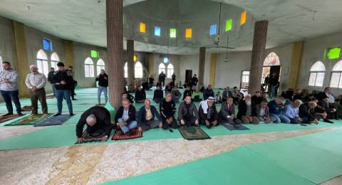 رغم إحراقه من قبل مستوطنين..إقامة صلاة الجمعة في مسجد دير استيا يسلفيت