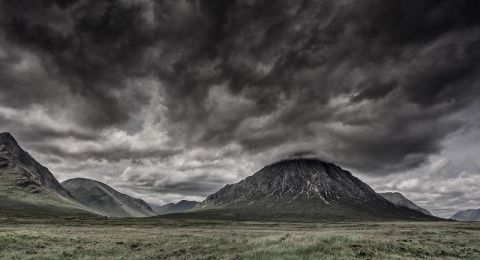 منخفض جوي يؤثر على البلاد وتحذيرات من السيول