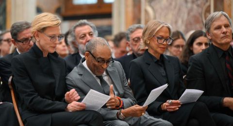 البابا ليو الرابع عشر يلتقي نجوم هوليوود ويؤكد: السينما ورشة أمل في زمن الاضطراب