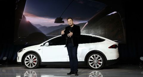 إيلون ماسك: تسلا تقترب من السماح بإرسال الرسائل والكتابة أثناء القيادة