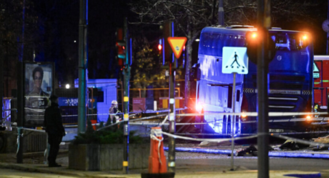 ضحايا ومصابون في حادث اصطدام حافلة بمحطة انتظار وسط ستوكهولم