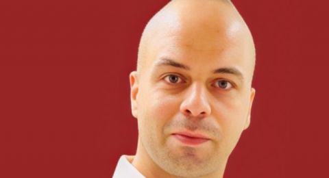 من غرفة الفحص إلى محرك البحث: لماذا يشك المرضى في تشخيص أطبائهم؟