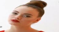 ماكياجك موّقع بالأحمر ماكياجك موّقع بالأحمر
