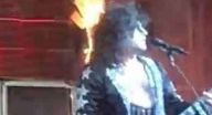 اشتعال النار في شعر مغني أمريكي.. وتصرفه يصدم الجمهور!